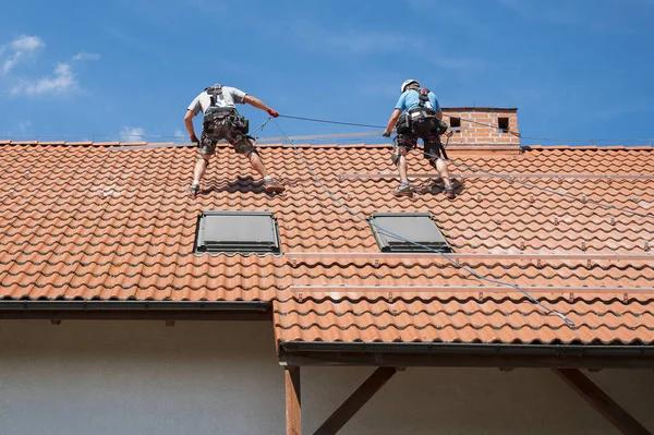 Signs You Need a Roof Installation Contractor for Your Home